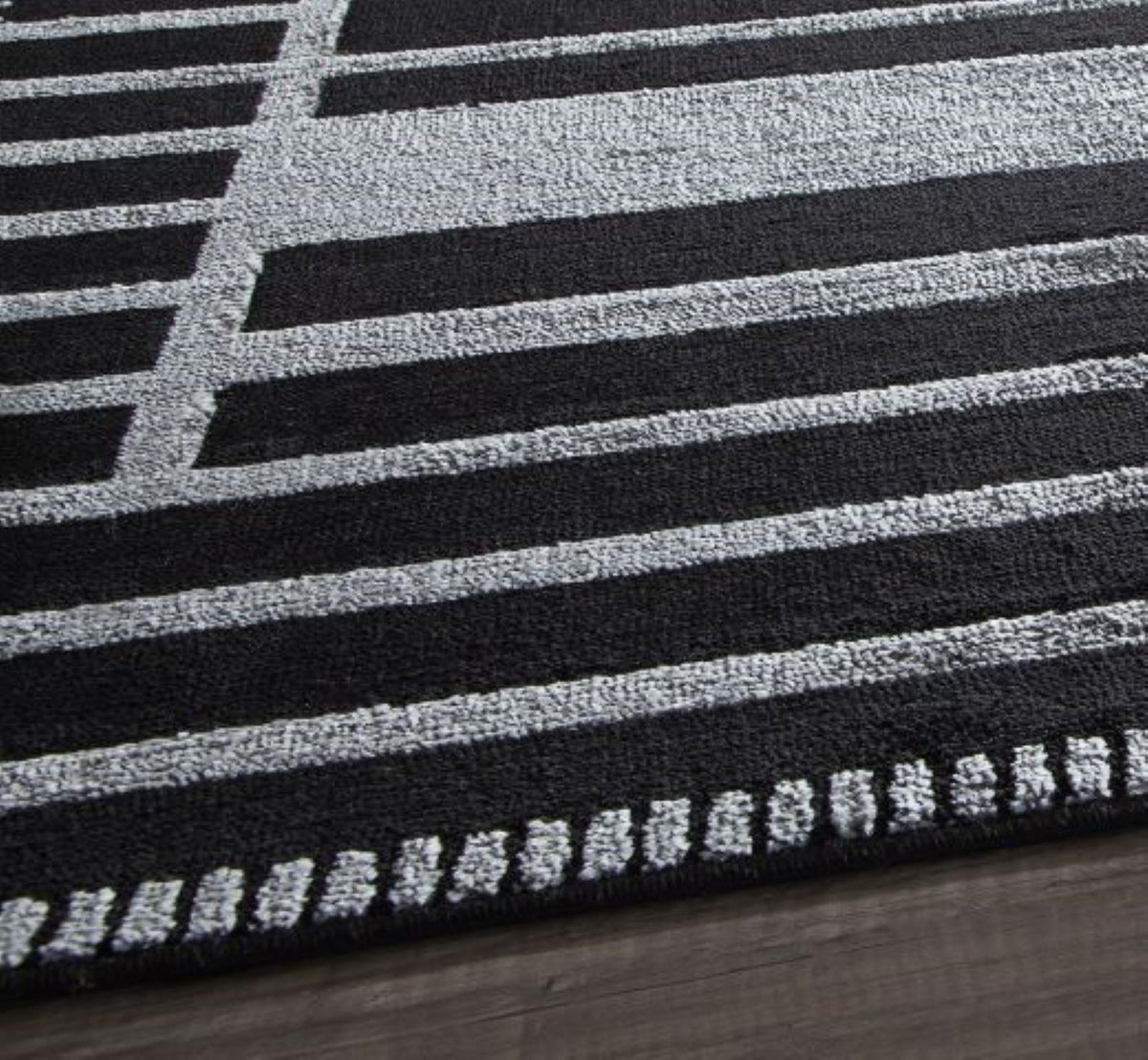 Little Seeds Serenity Latitude Rug Black 5 x 7 - Black