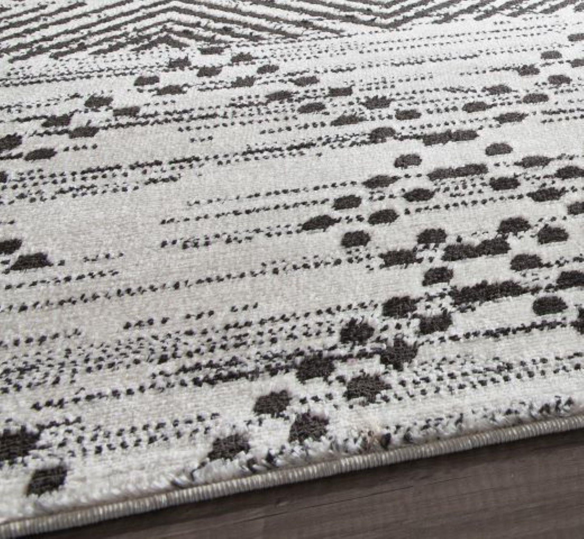 Little Seeds Serenity Vintage Rug Wht/Blk 8 x 10 - White/Black